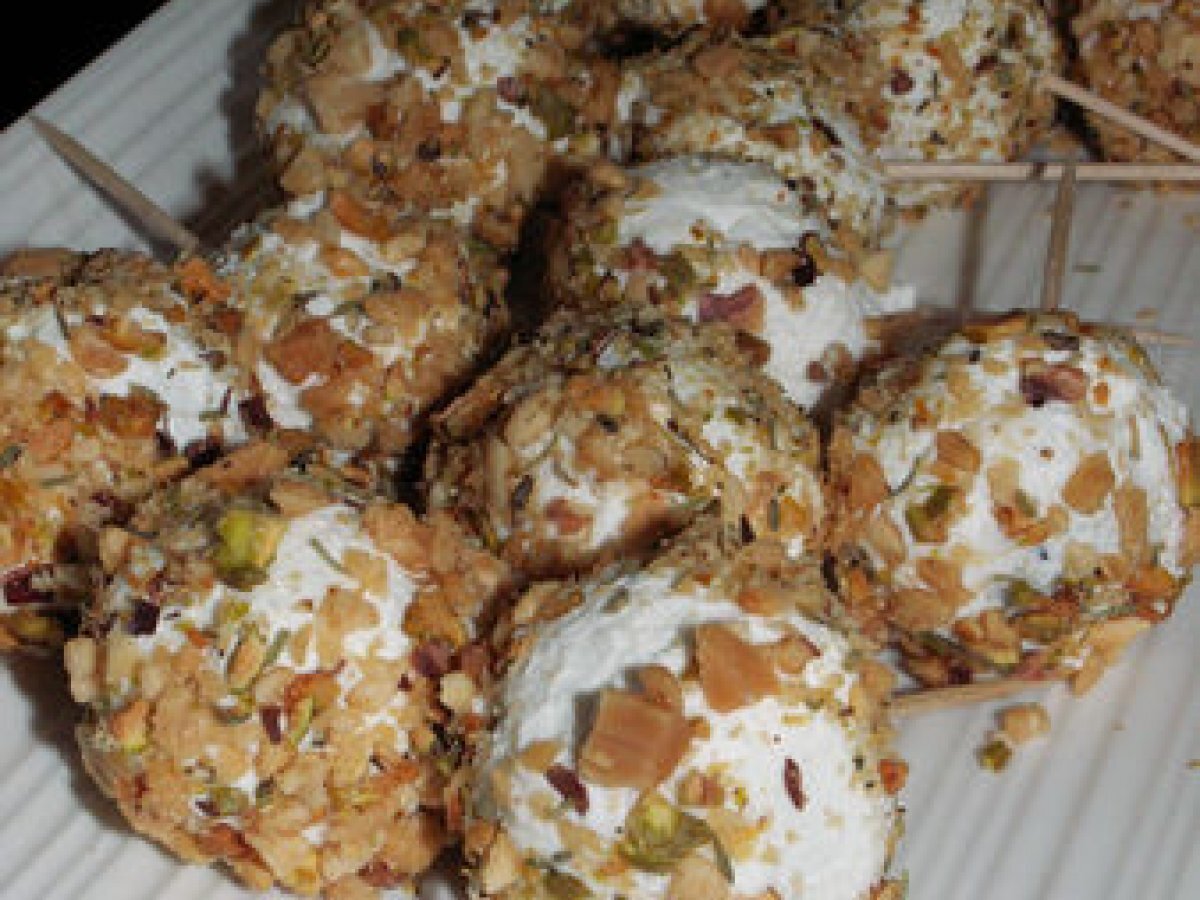 Bouchees De Raisin Au Fromage De Chevre Frais Pistache Et Cacahuete Recette Ptitchef