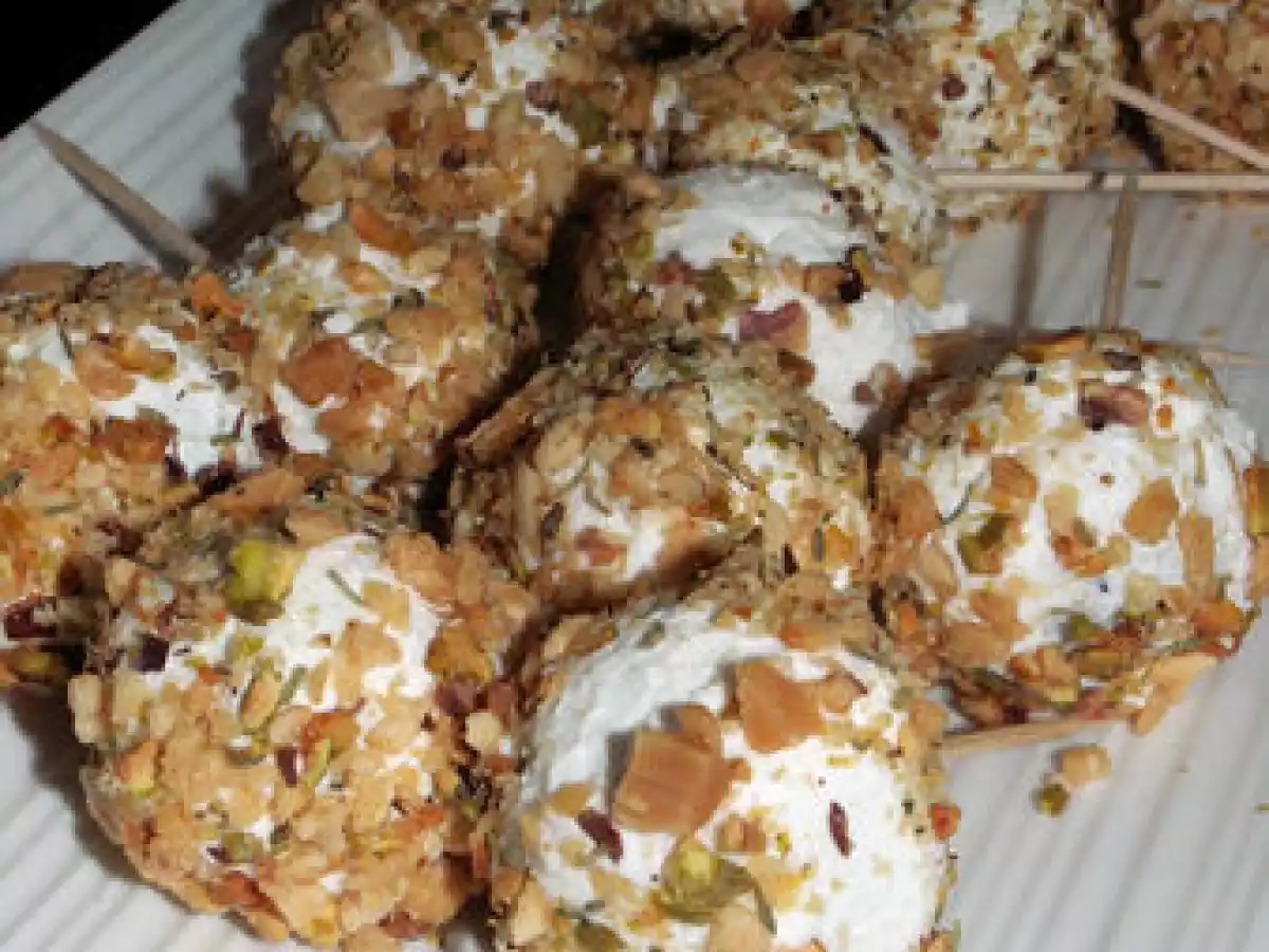 Bouchées de raisin au fromage de chèvre frais, pistache et cacahuéte