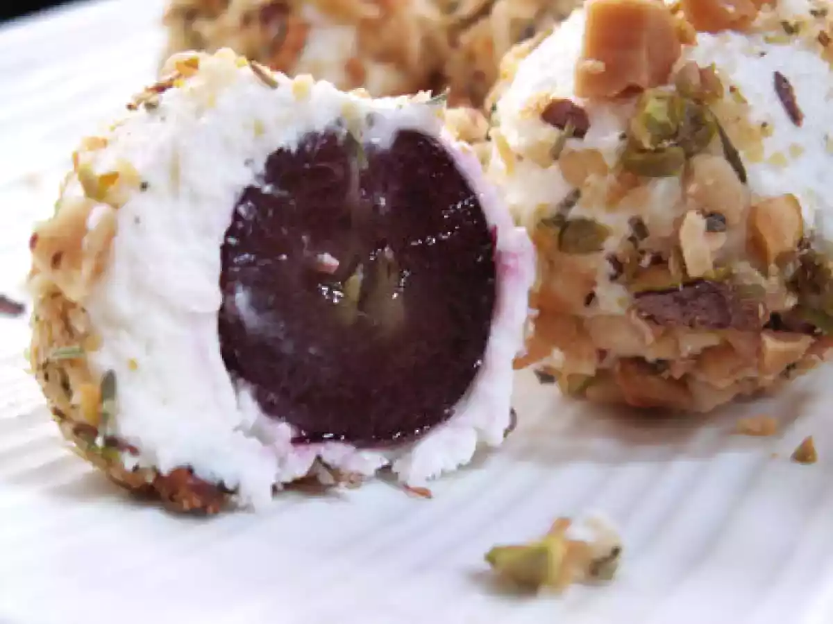 Bouchées de raisin au fromage de chèvre frais, pistache et cacahuéte - photo 2