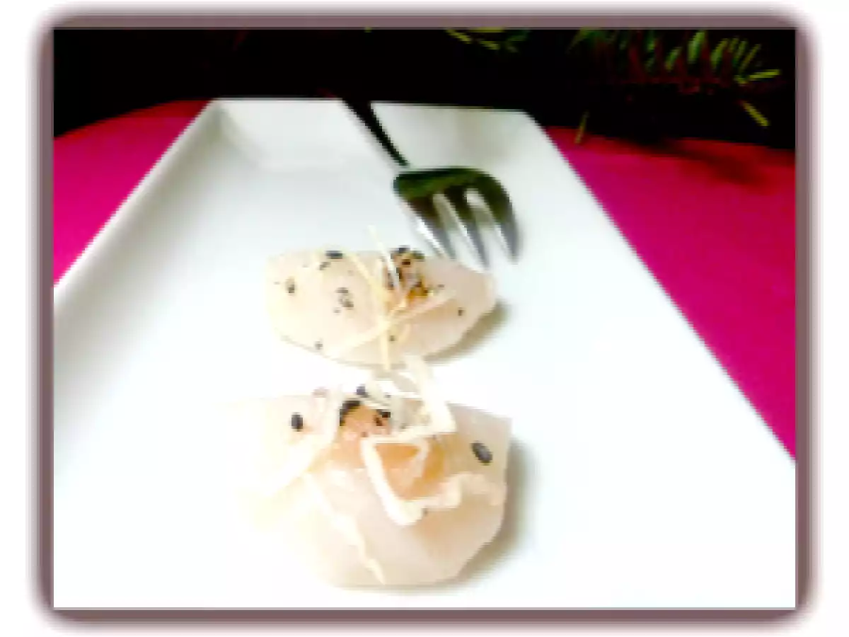 Bouchées de Saint Jacques confites au sel, sésame et gingembre.