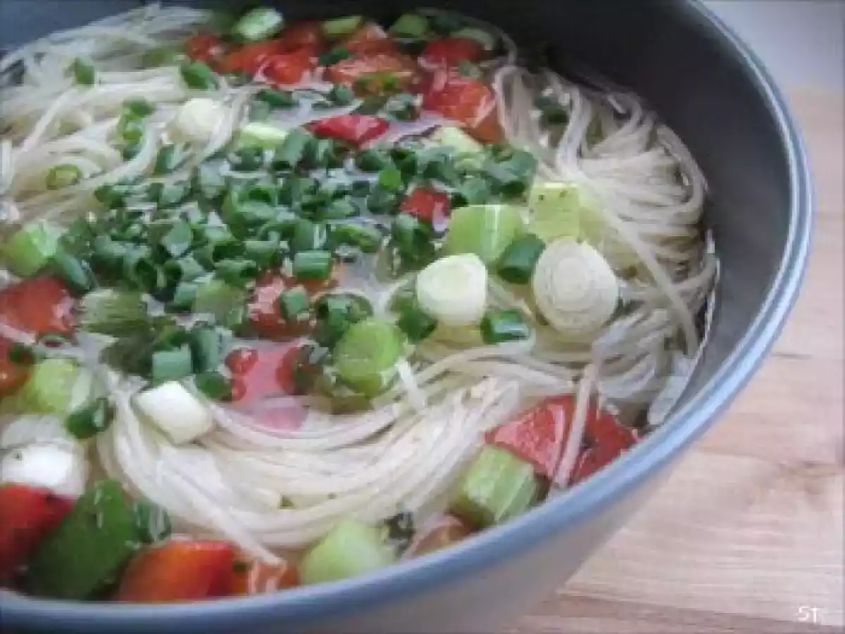 Bouillon aux poivrons rouges & jeunes oignons