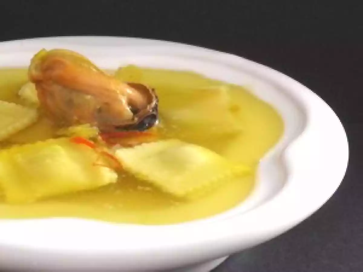 Bouillon safrané aux moules et aux ravioles