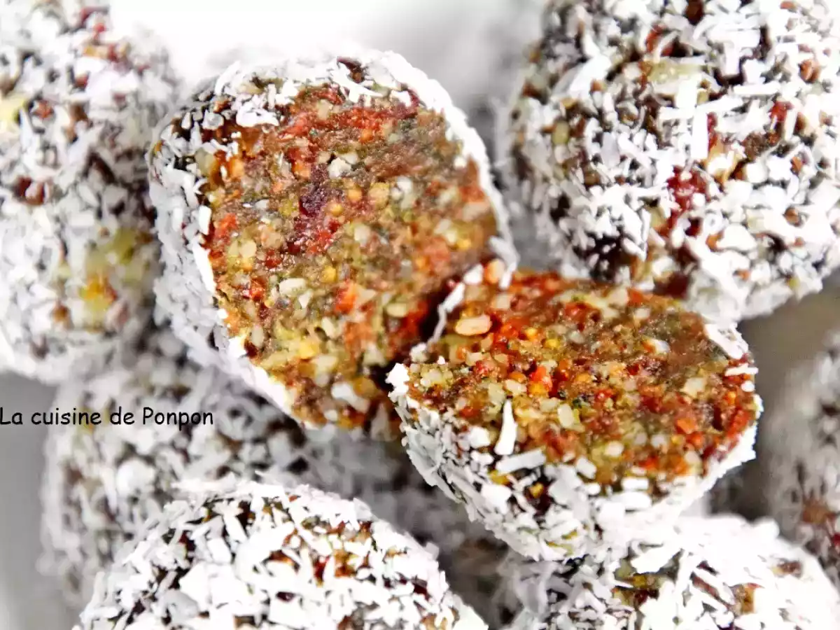 Boule énergétique aux figues séchées, amandes, baies de goji, cranberries