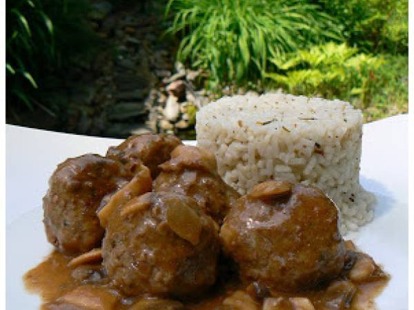 Boulettes de boeuf à l'ail, sauce aux champignons, moutarde et vin