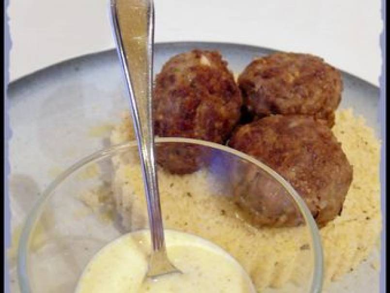 Boulettes de boeuf, sauce au yaourt citronnée et semoule à la menthe