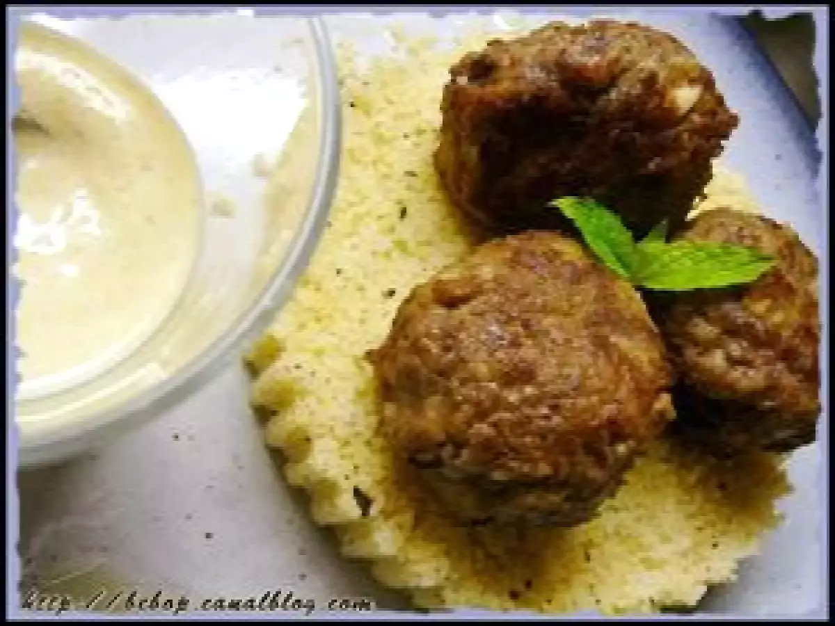 Boulettes de boeuf, sauce au yaourt citronnée et semoule à la menthe - photo 2