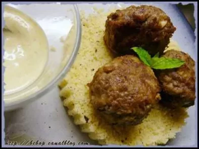 Boulettes de boeuf, sauce au yaourt citronnée et semoule à la menthe - photo 2