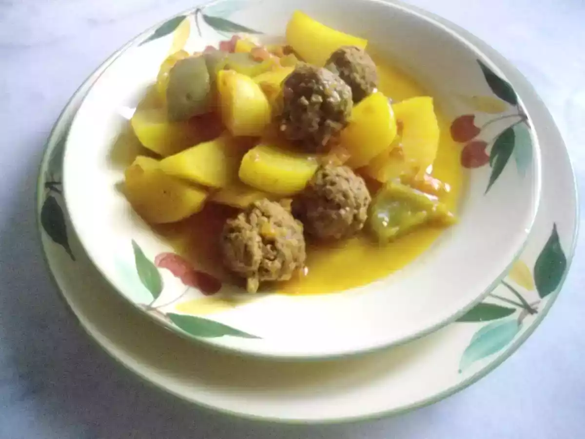 Boulettes de kefta à la sauce tomate et pommes de terre au cumin