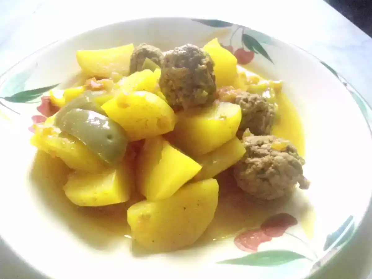 Boulettes de kefta à la sauce tomate et pommes de terre au cumin - photo 2