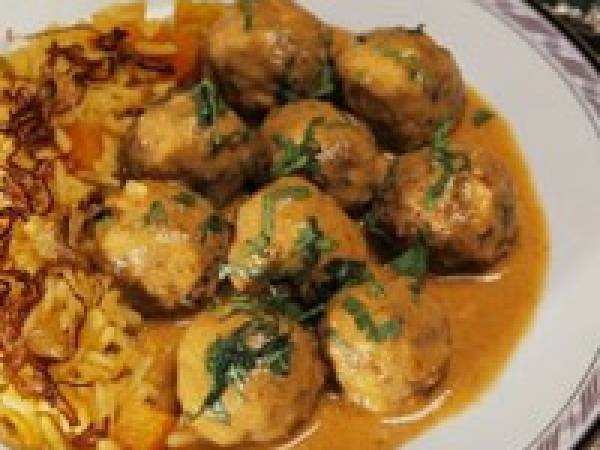 Boulettes de poulet dans une sauce au cari.