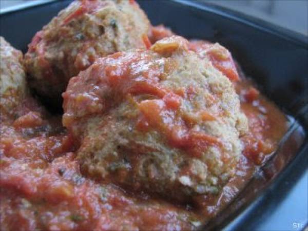 Boulettes de viande, farcies aux poivrons pourpres & sauce tomate