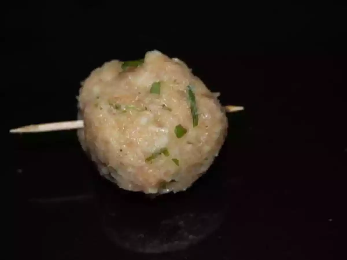Boulettes légères de poulet aux herbes et sauce au fromage blanc citronné