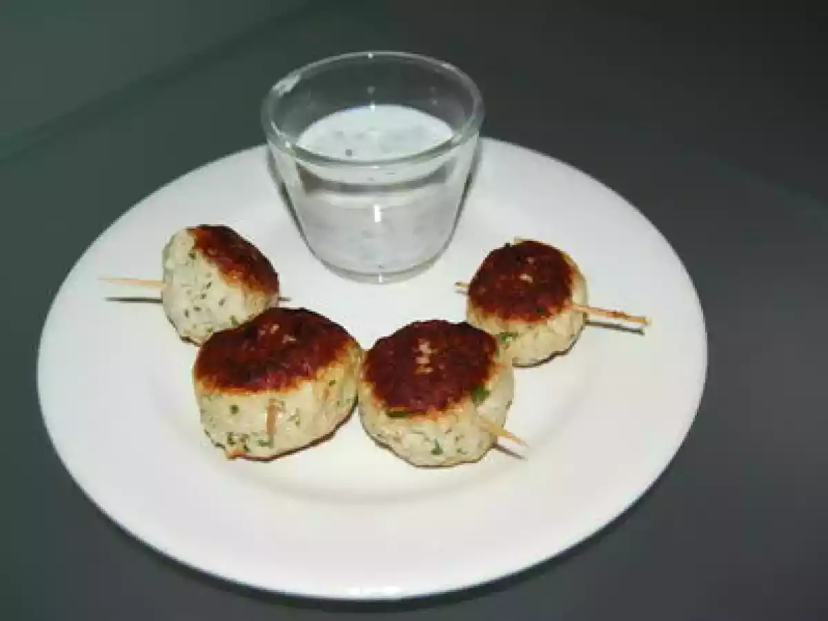 Boulettes légères de poulet aux herbes et sauce au fromage blanc citronné - photo 2