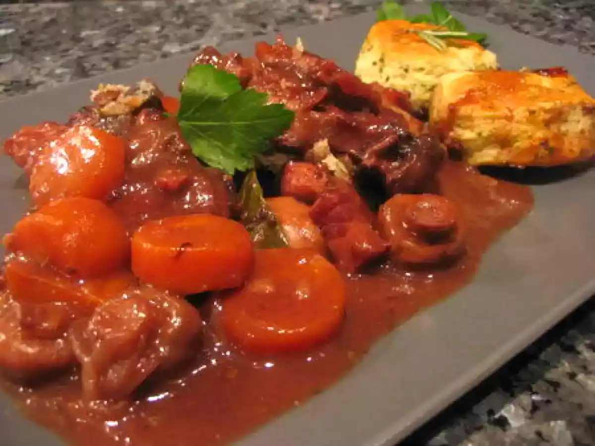 Bourguignon d'agneau et ses biscuits aux herbes
