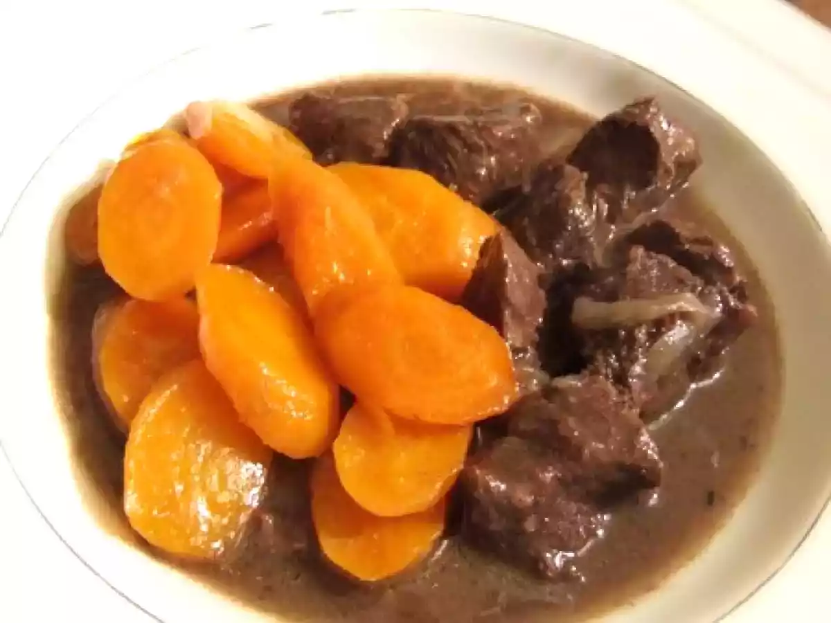 Bourguignon de 7 heures aux carottes glacées