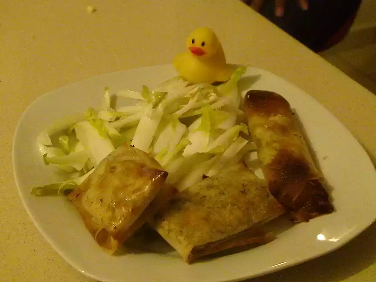 Bricks au poulet ou au thon accompagnés d'une salade d'endives
