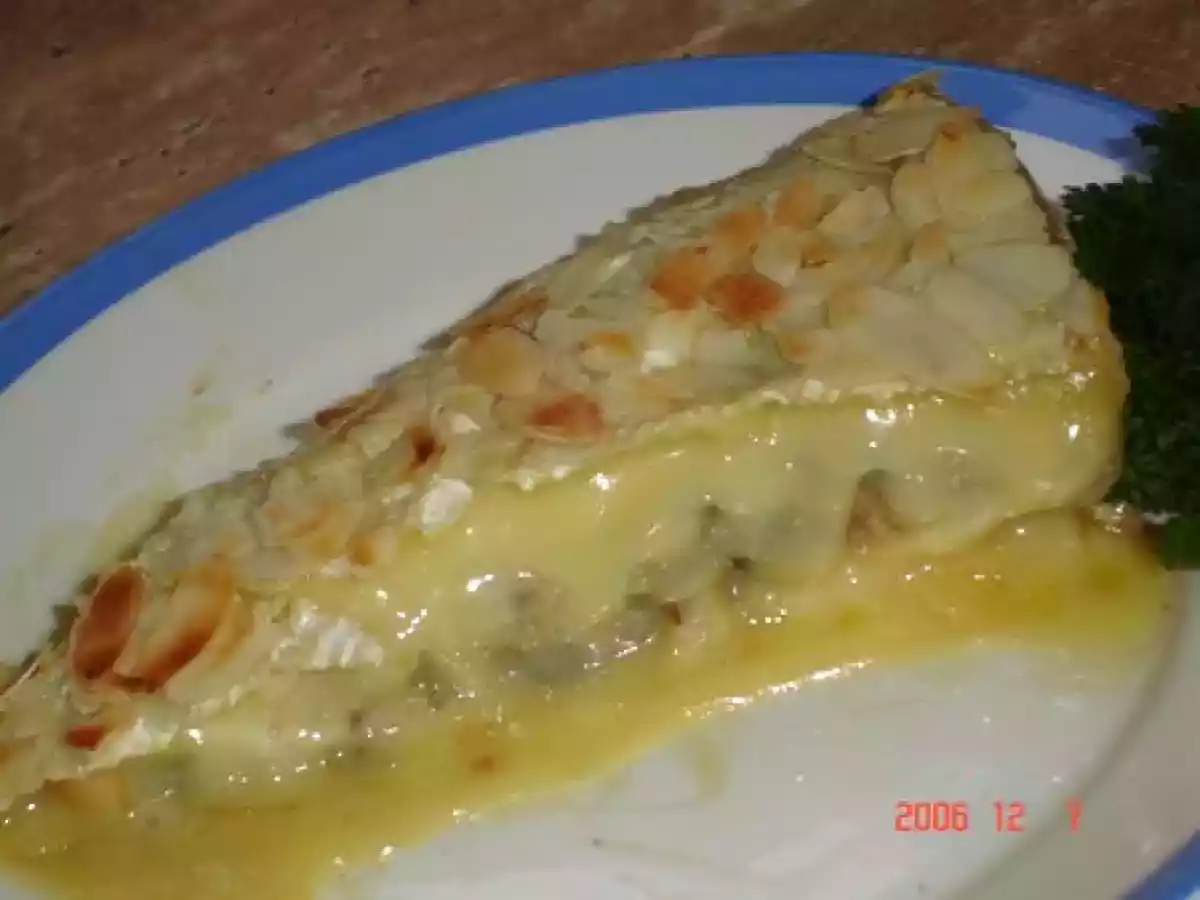 Brie farçi aux dates, raisins secs et noix