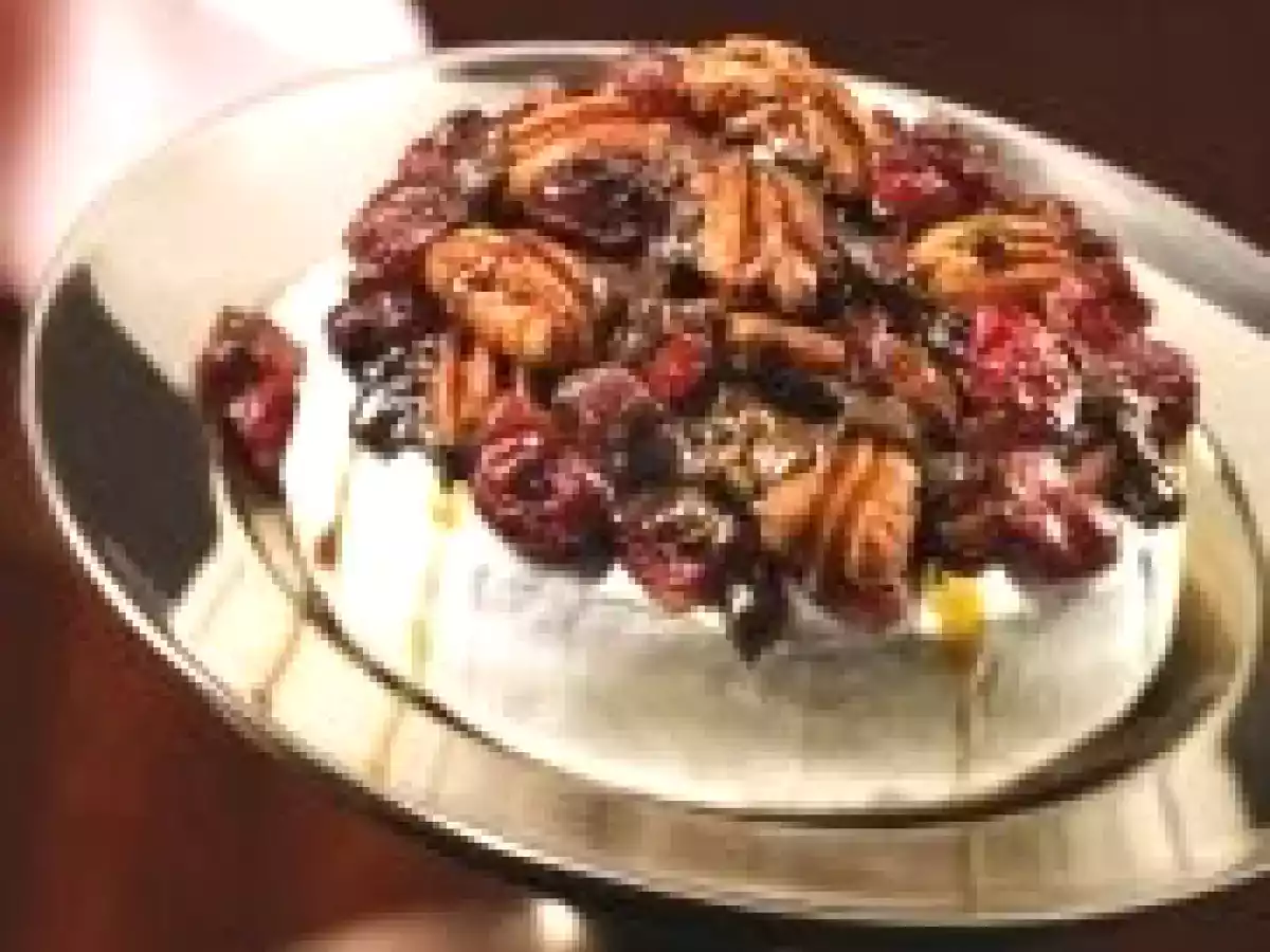 Brie fondant aux pacanes, aux canneberges et au chocolat noir