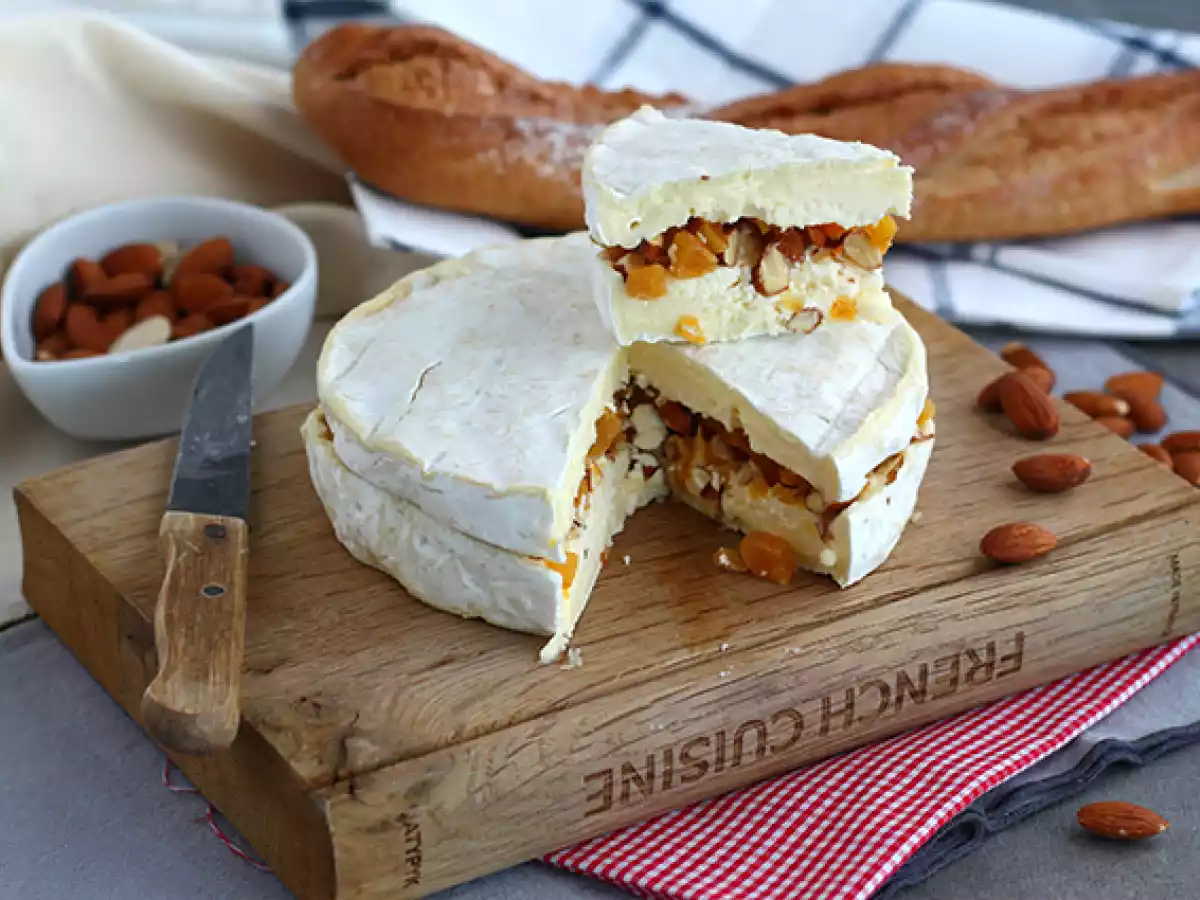 Brie fourré aux abricots et aux amandes