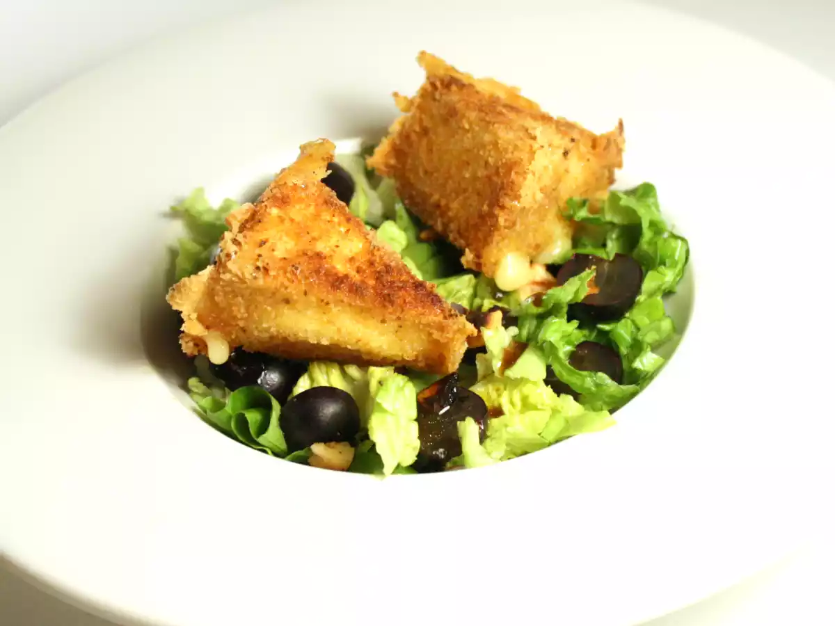 Brie pané de Jeanne, salade de noix & raisins