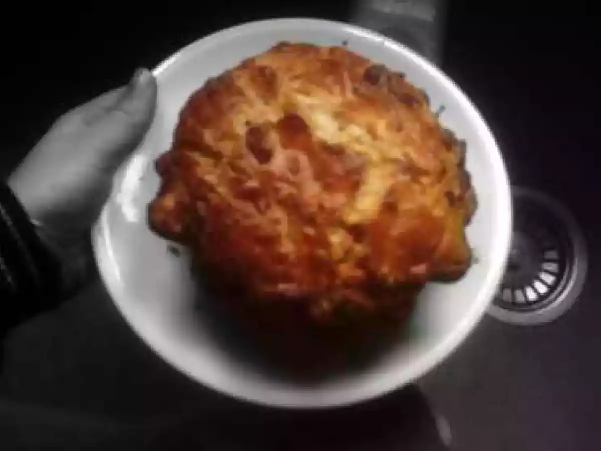 Brioche au saumon, lardons &² gruyere .