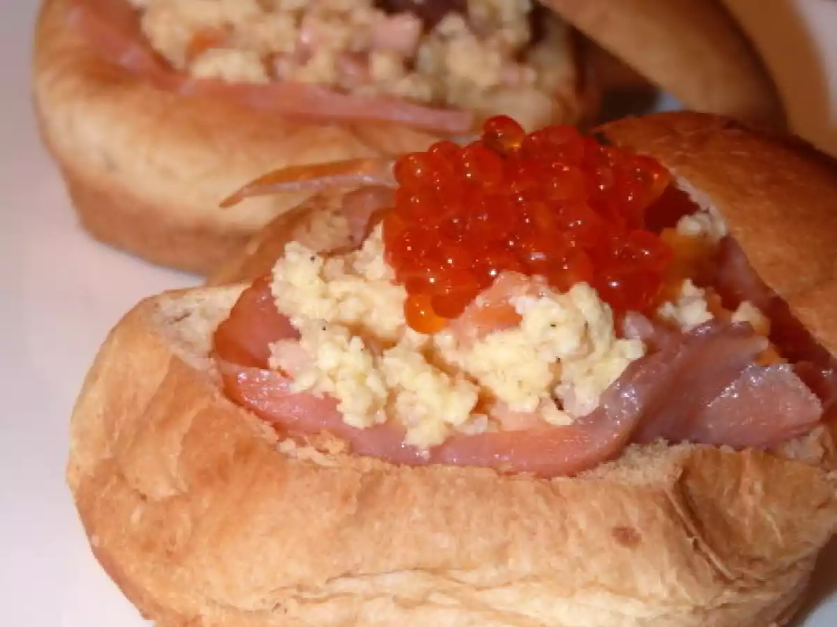 BRIOCHE AUX OEUFS BROUILLES ET AU SAUMON FUME