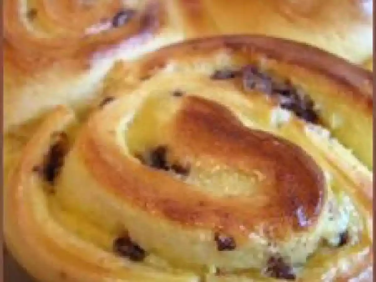 Brioche crème pâtissière vanille et pépites de chocolat paliné