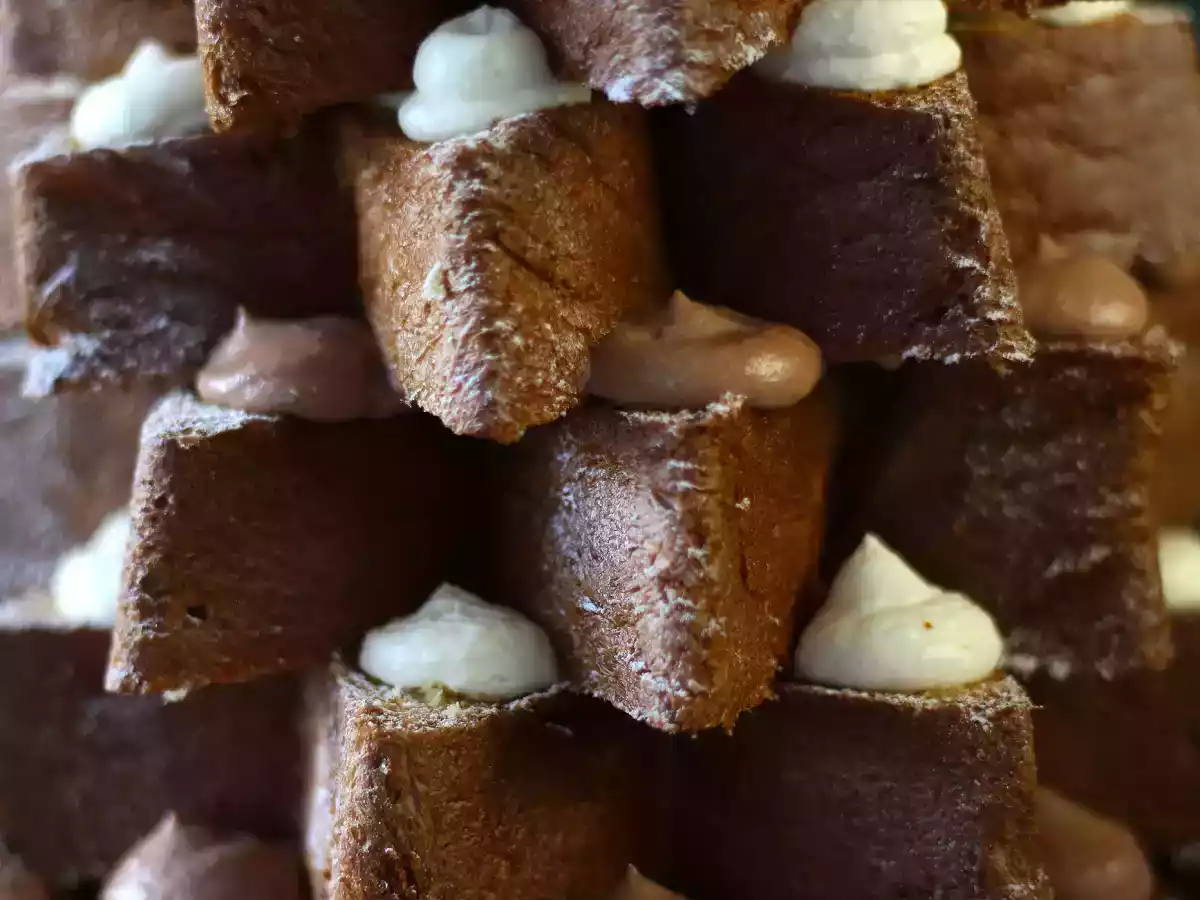 Brioche Pandoro farcie à la crème de Nutella et à la crème vanille en forme de sapin de Noël - photo 2