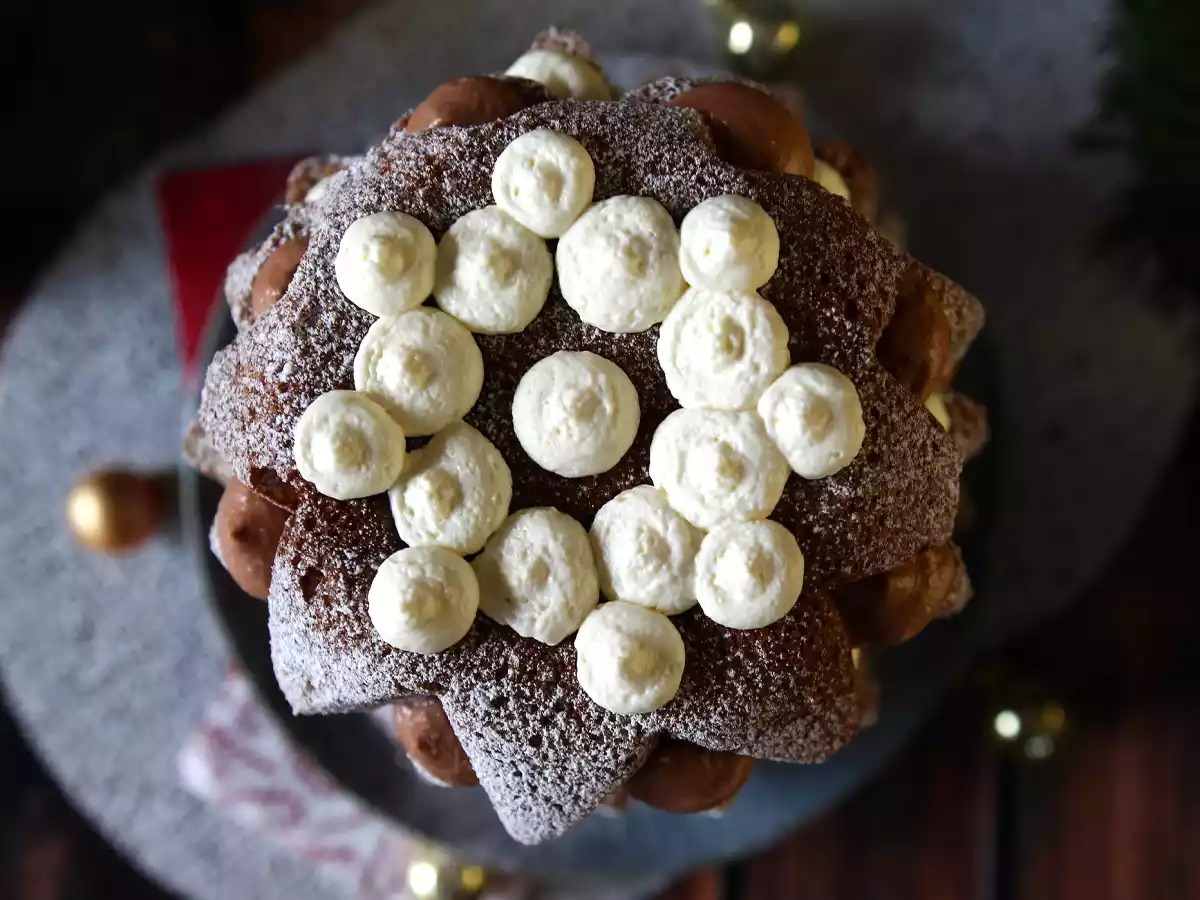 Brioche Pandoro farcie à la crème de Nutella et à la crème vanille en forme de sapin de Noël - photo 3