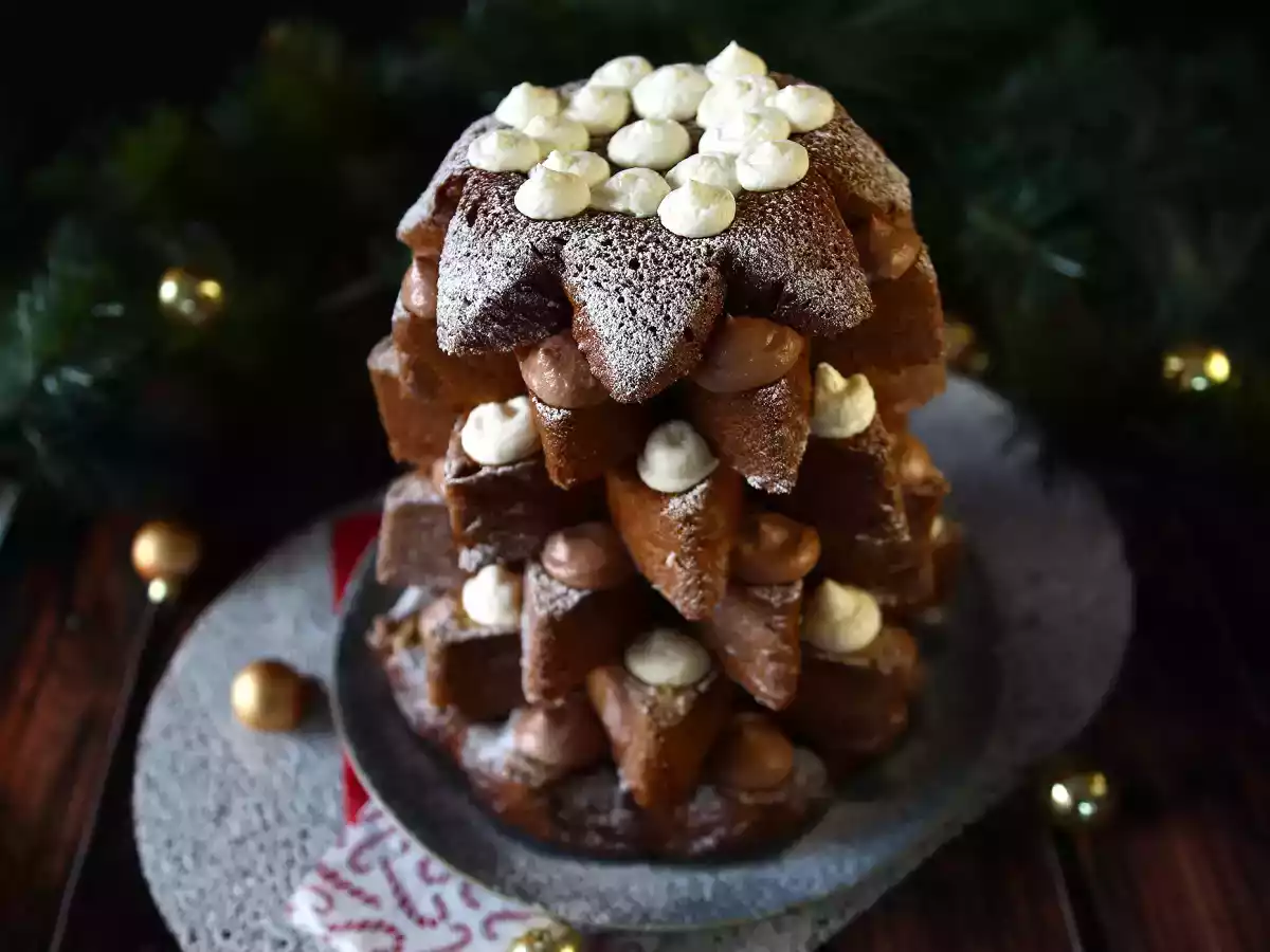 Brioche Pandoro farcie à la crème de Nutella et à la crème vanille en forme de sapin de Noël - photo 5