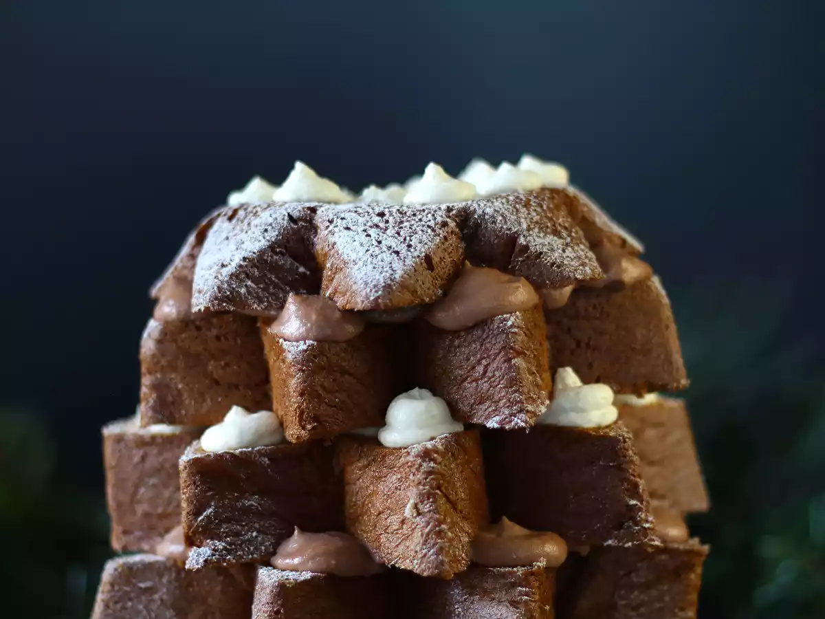 Brioche Pandoro farcie à la crème de Nutella et à la crème vanille en forme de sapin de Noël - photo 7