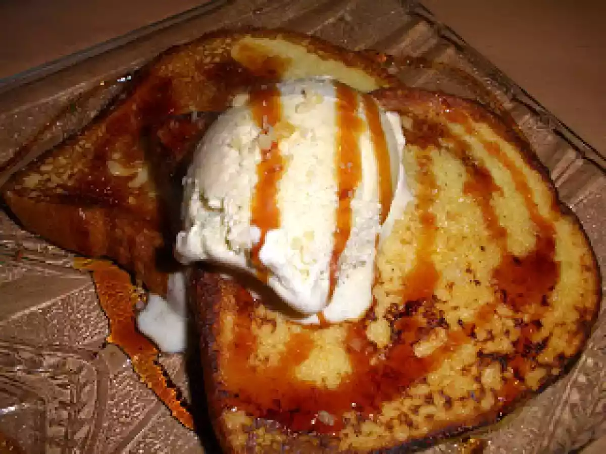 Brioche perdu avec sa boule de glace vanillée et son coulis de caramel
