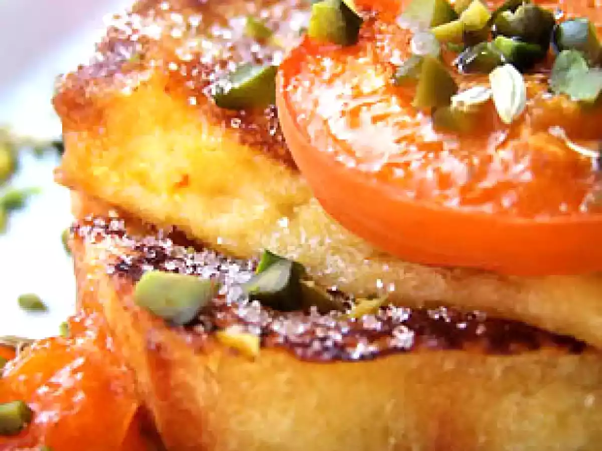 Brioche perdue aux abricots rôtis, aux pistaches et aux graines de fenouil