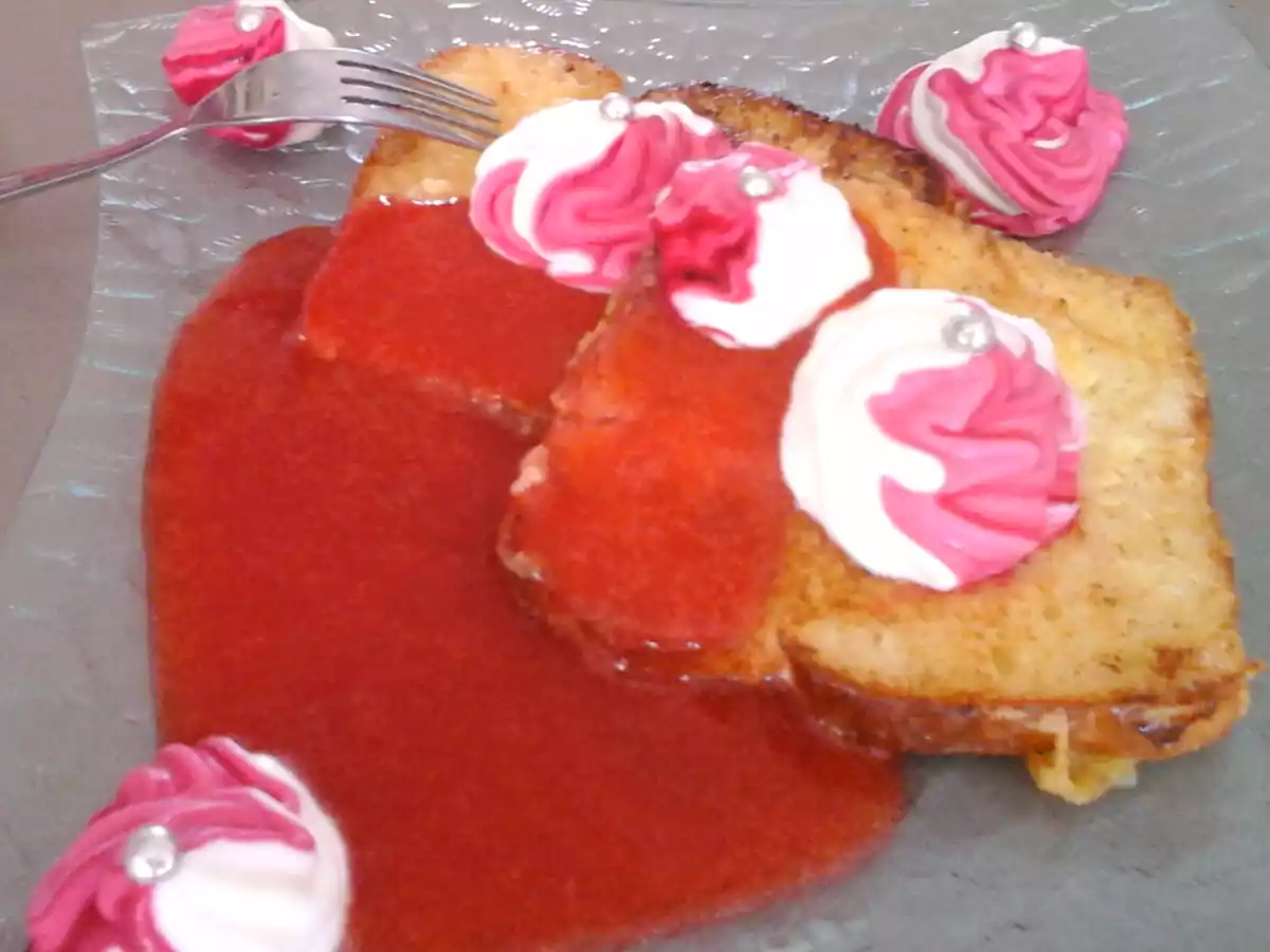 Brioche perdue coulis de fraise et chantilly bicolore