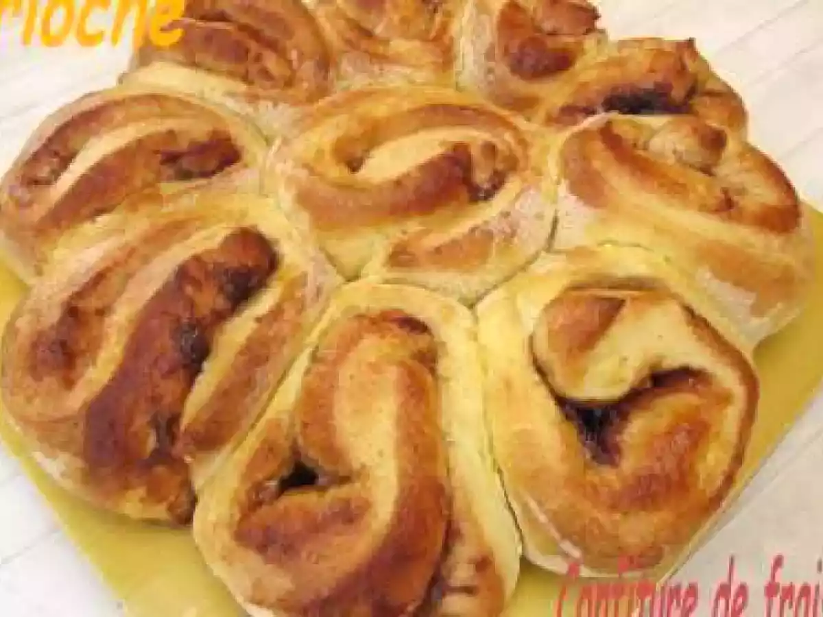 BRIOCHE ROULEE A LA FRAISE