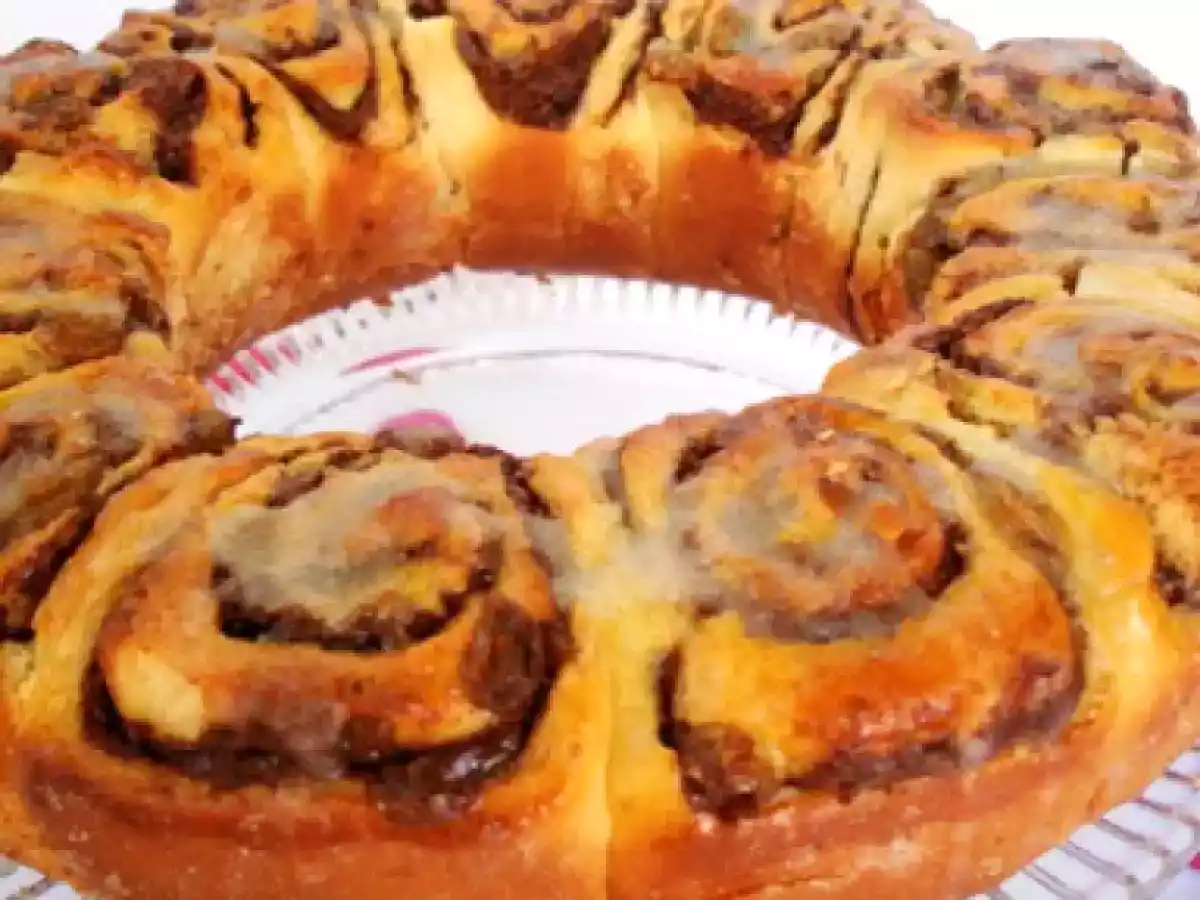 BRIOCHE ROULÉE AU CHOCOLAT ET AUX RAISINS SECS