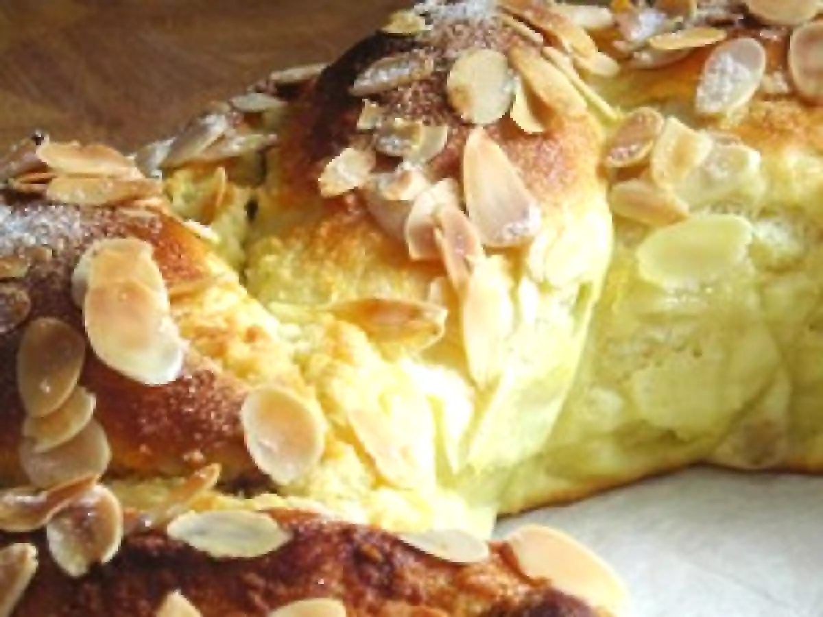 Brioche surfine à la crème d'amandes et au chocolat.