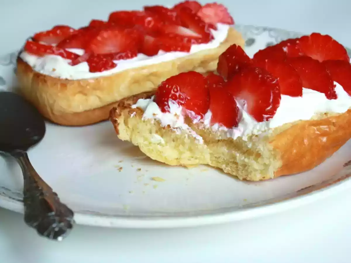Brioche toastée, cream cheese & fraises