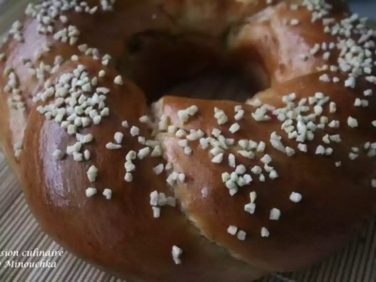 Brioche torsadée aux raisins secs et amandes