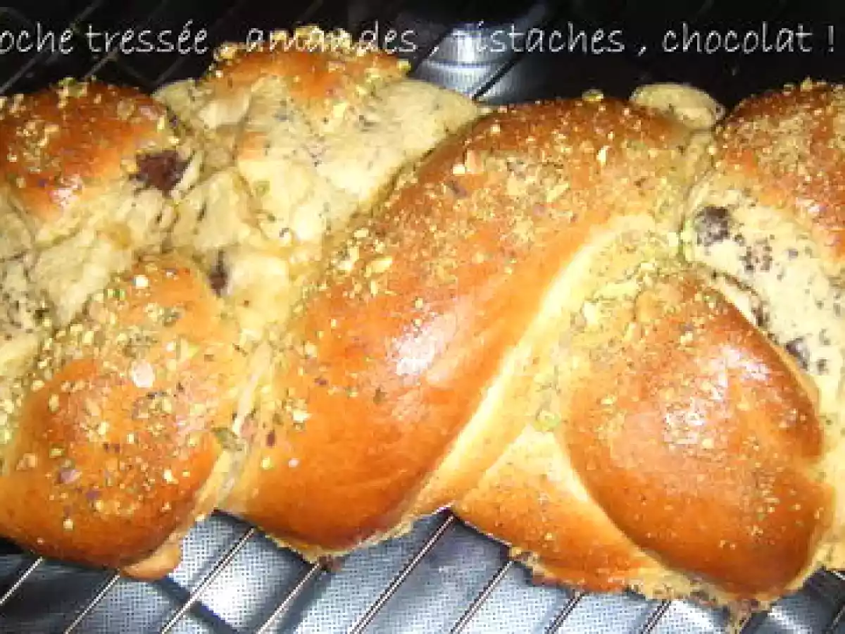 Brioche tressée amandes pistaches chocolat