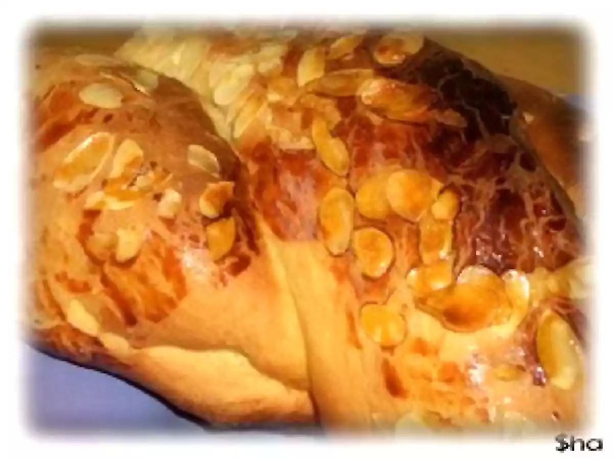 Brioche tressée surmontée d'amandes effilées