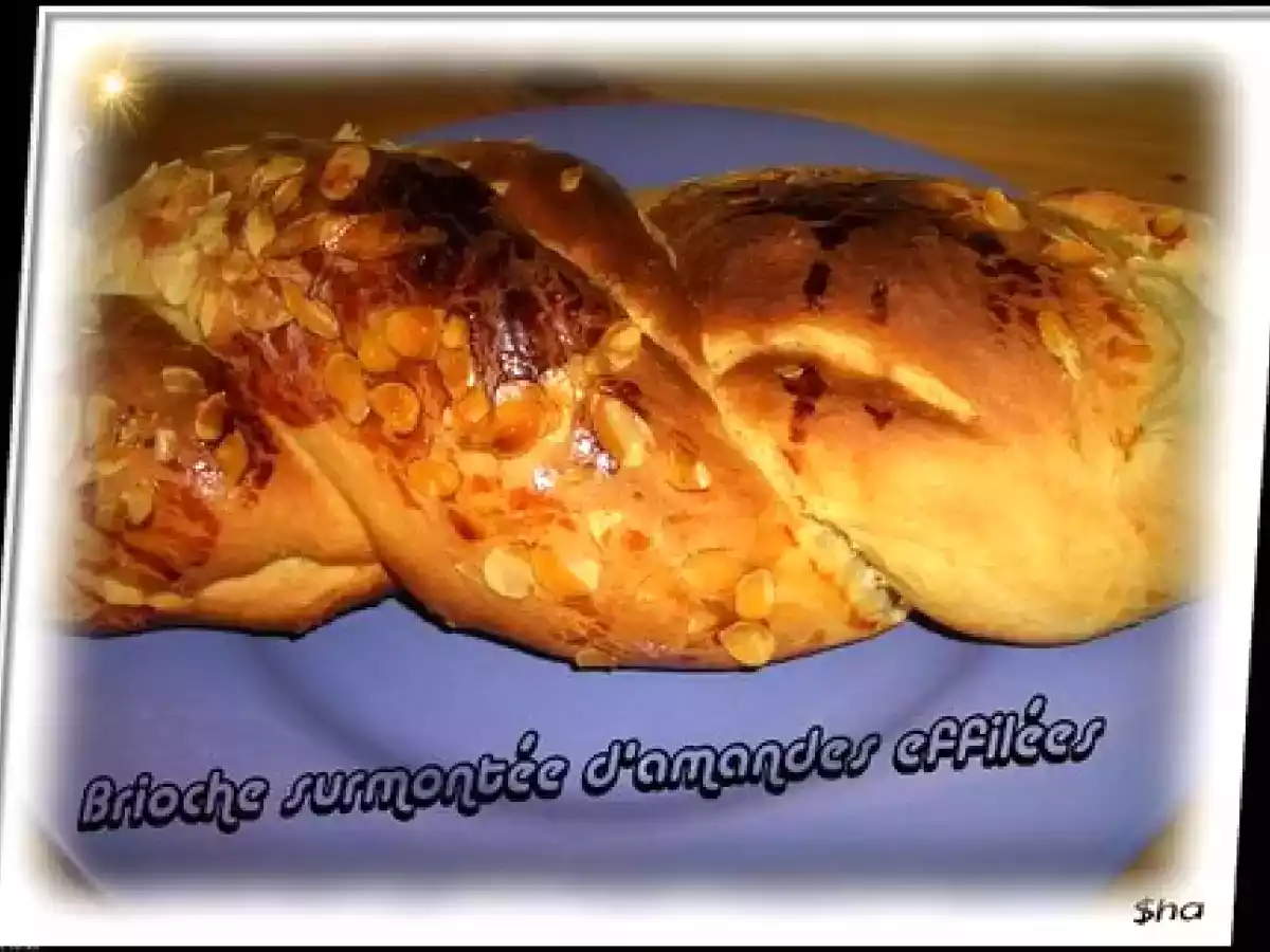 Brioche tressée surmontée d'amandes effilées - photo 2