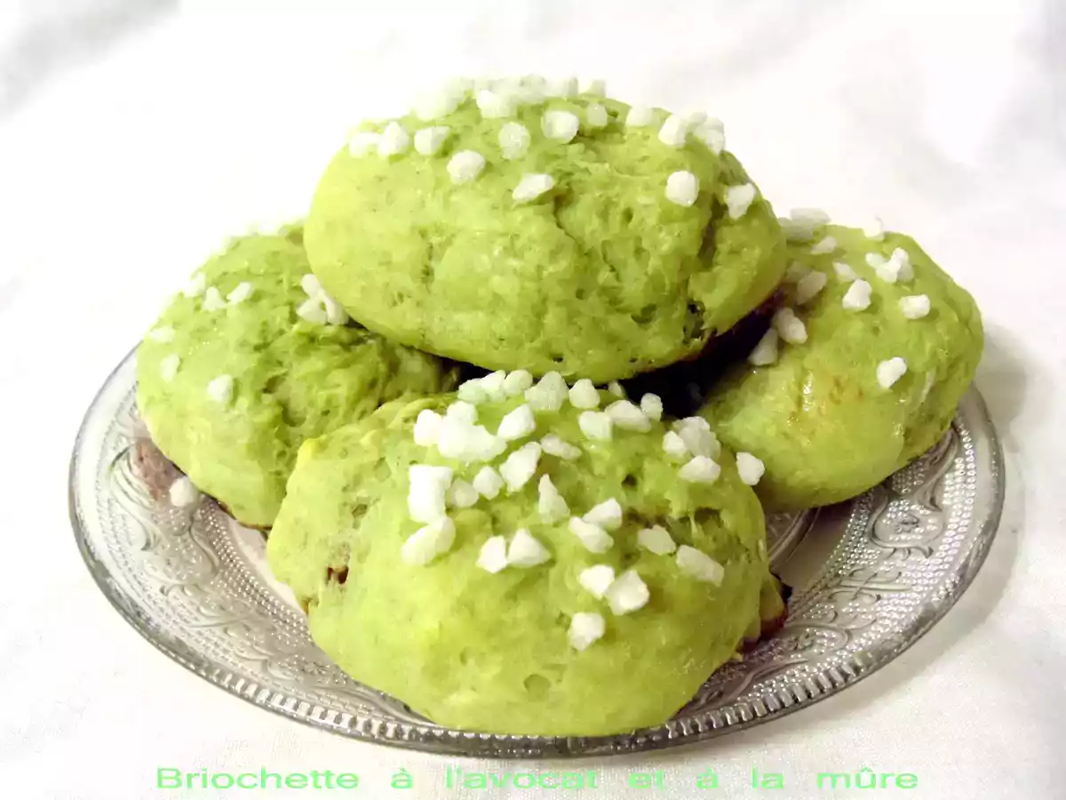 Briochette à l'avocat et à la mûre