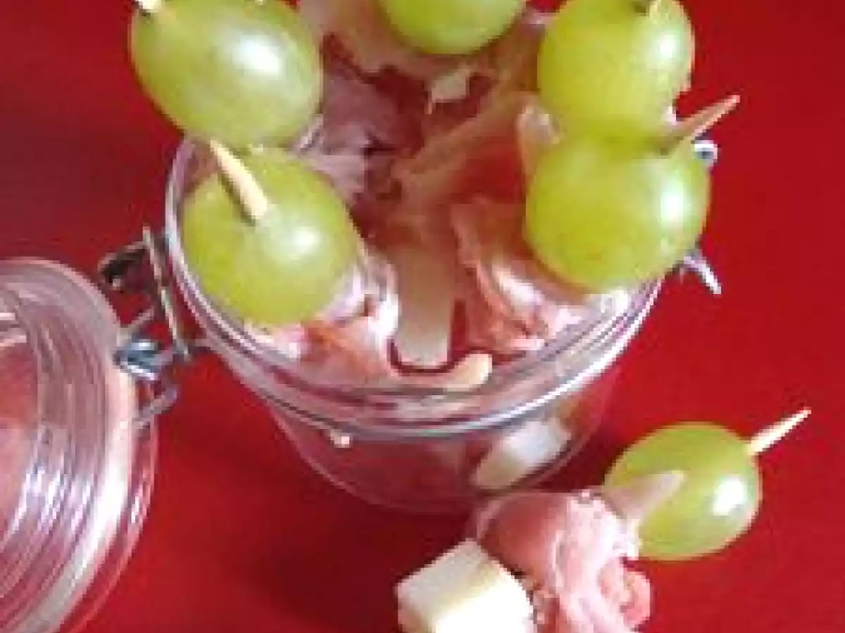 BROCHETTE BACON, FROMAGE DE BREBIS ET RAISIN