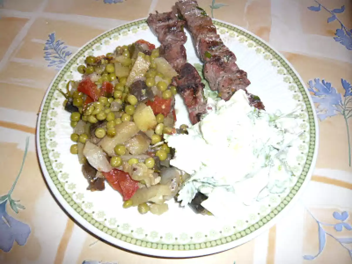 Brochette d'agneau marinée à la grecque accompagnée de sa papillotte de lègumes