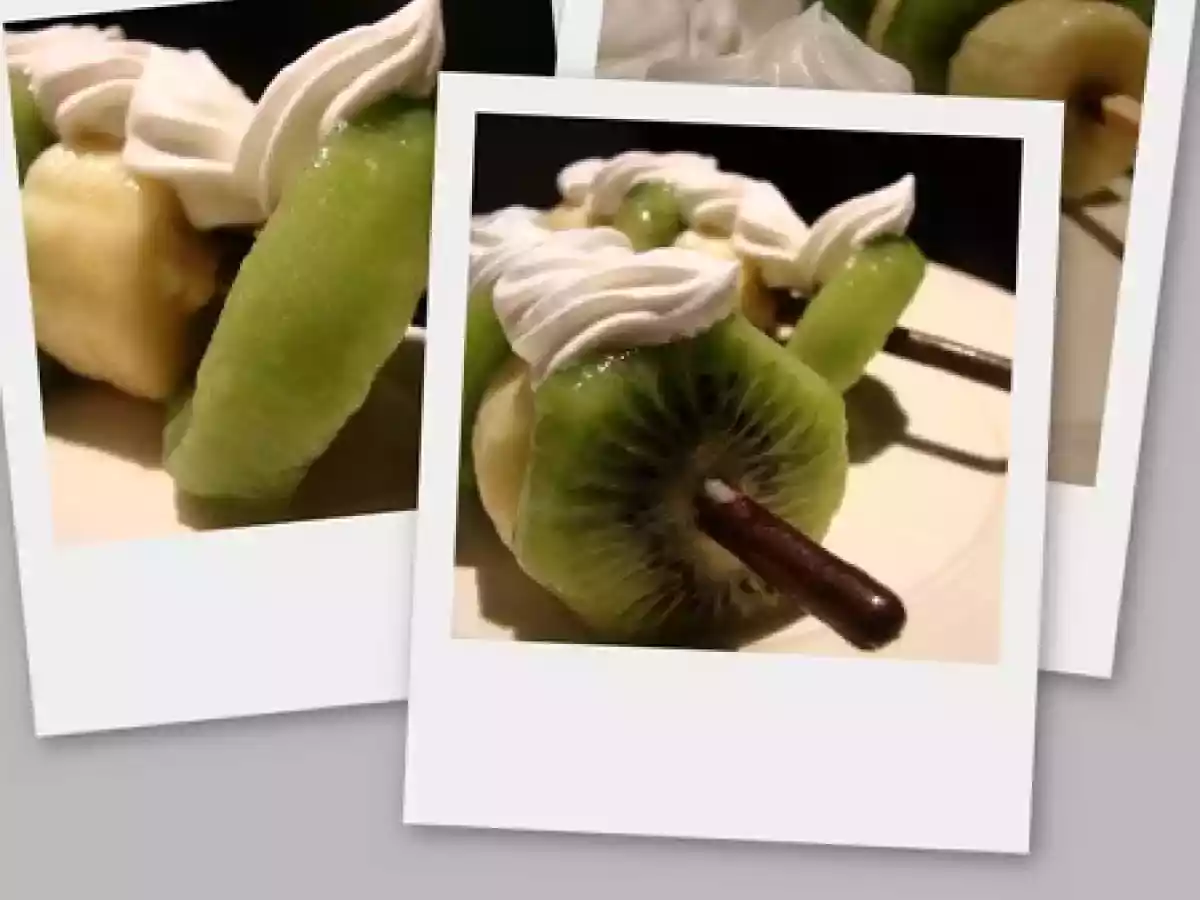 Brochette de bananes/kiwis sur MIKADO et crème chantilly vanillée - photo 2