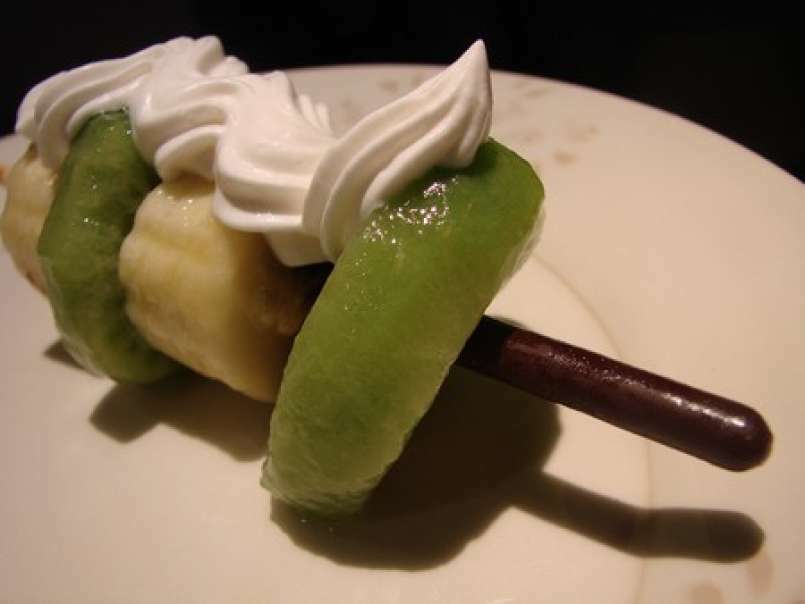 Brochette de bananes/kiwis sur MIKADO et crème chantilly vanillée - photo 3
