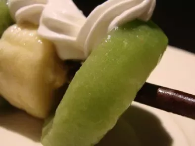 Brochette de bananes/kiwis sur MIKADO et crème chantilly vanillée