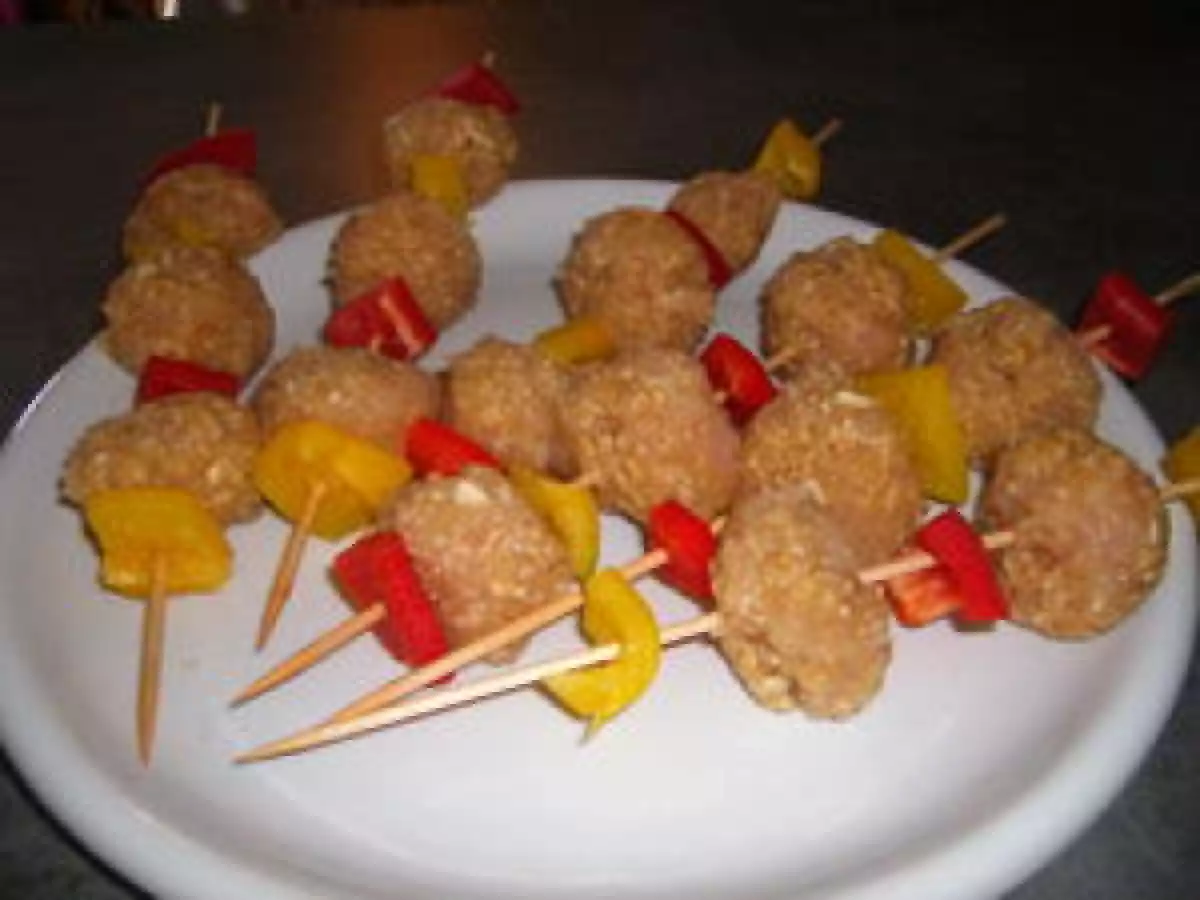 Brochette de boulettes de poulet et poivrons