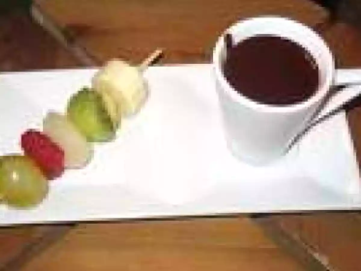 Brochette de fruits a la fondue de chocolat
